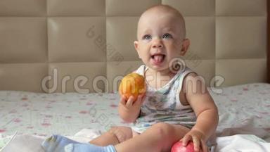 一个漂亮的婴儿在床上早餐吃桃子。他撕下一块放进嘴里